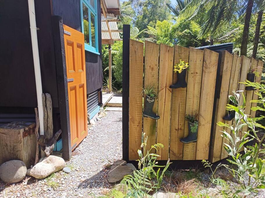Gumboot Paradise Eco Stay Barrytown Eksteriør bilde